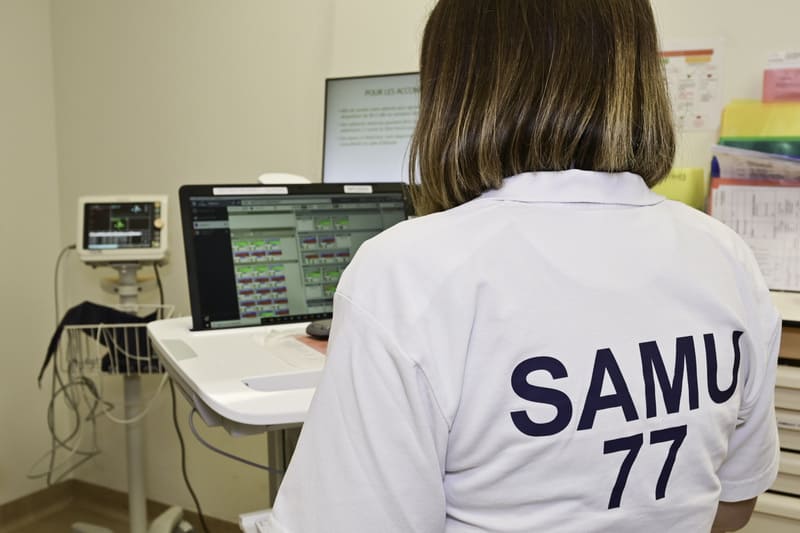 Médecin du SAMU effectuant des analyses