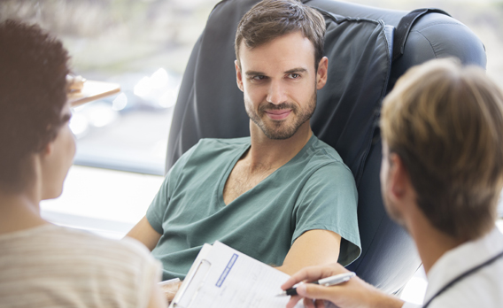 Consultation entre un médecin et son patient