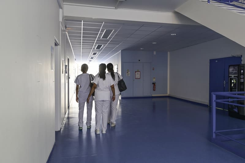 Infirmière dans les couloirs de l'hôpital