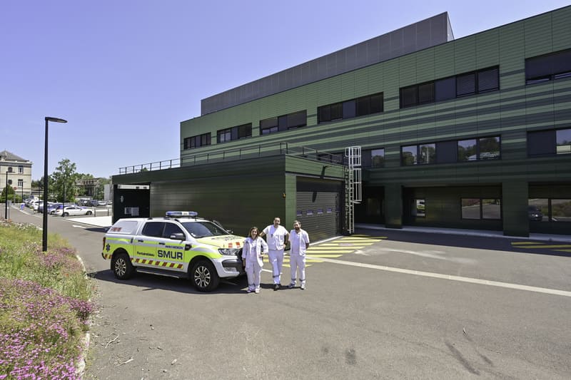 Ambulanciers posant devant une voiture médicale