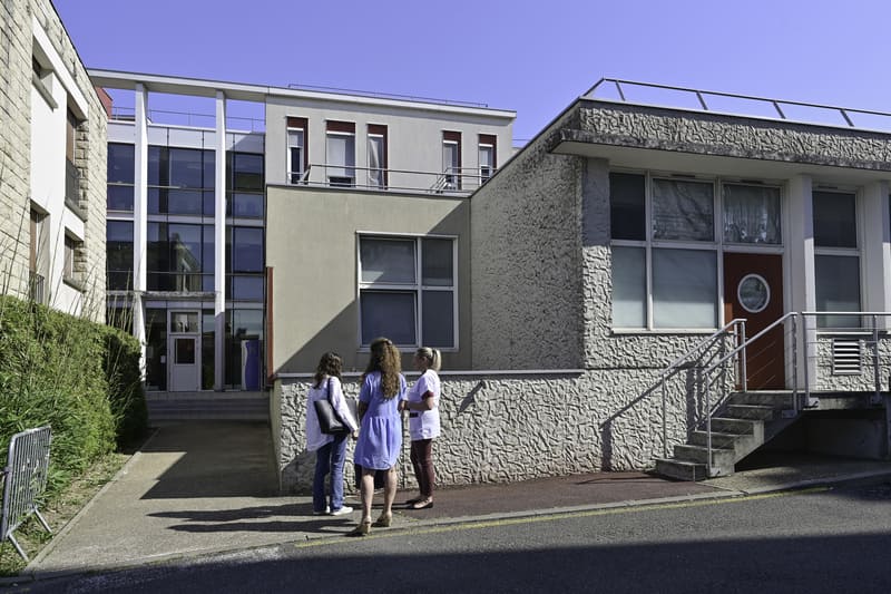 Infirmières devant l'hôpital